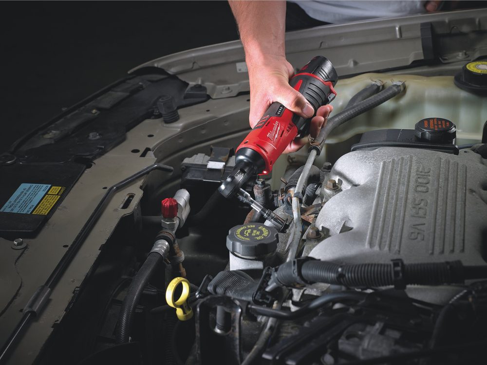Milwaukee M12 IR-0B vặn bu lông trong khoang máy ô tô