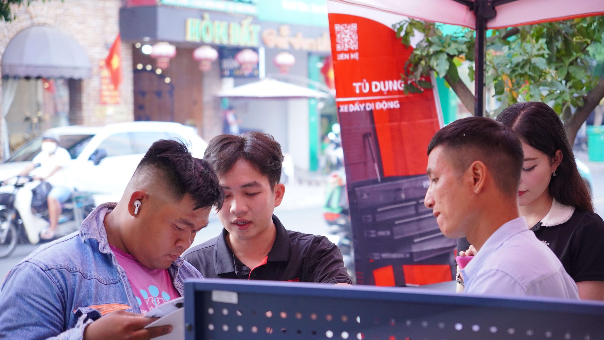 nhân viên csps đang tư vấn kỹ thuật cho khách hàng tại roadshow