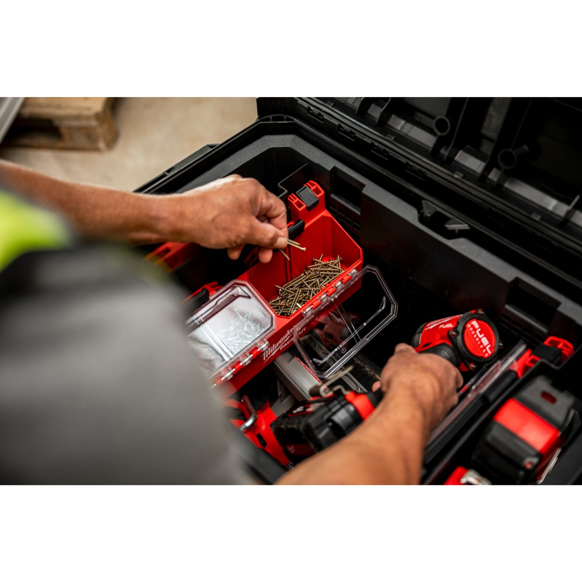 Hộp đựng phụ kiện 2 ngăn gắn thùng PACKOUT 4932500148 Milwaukee
