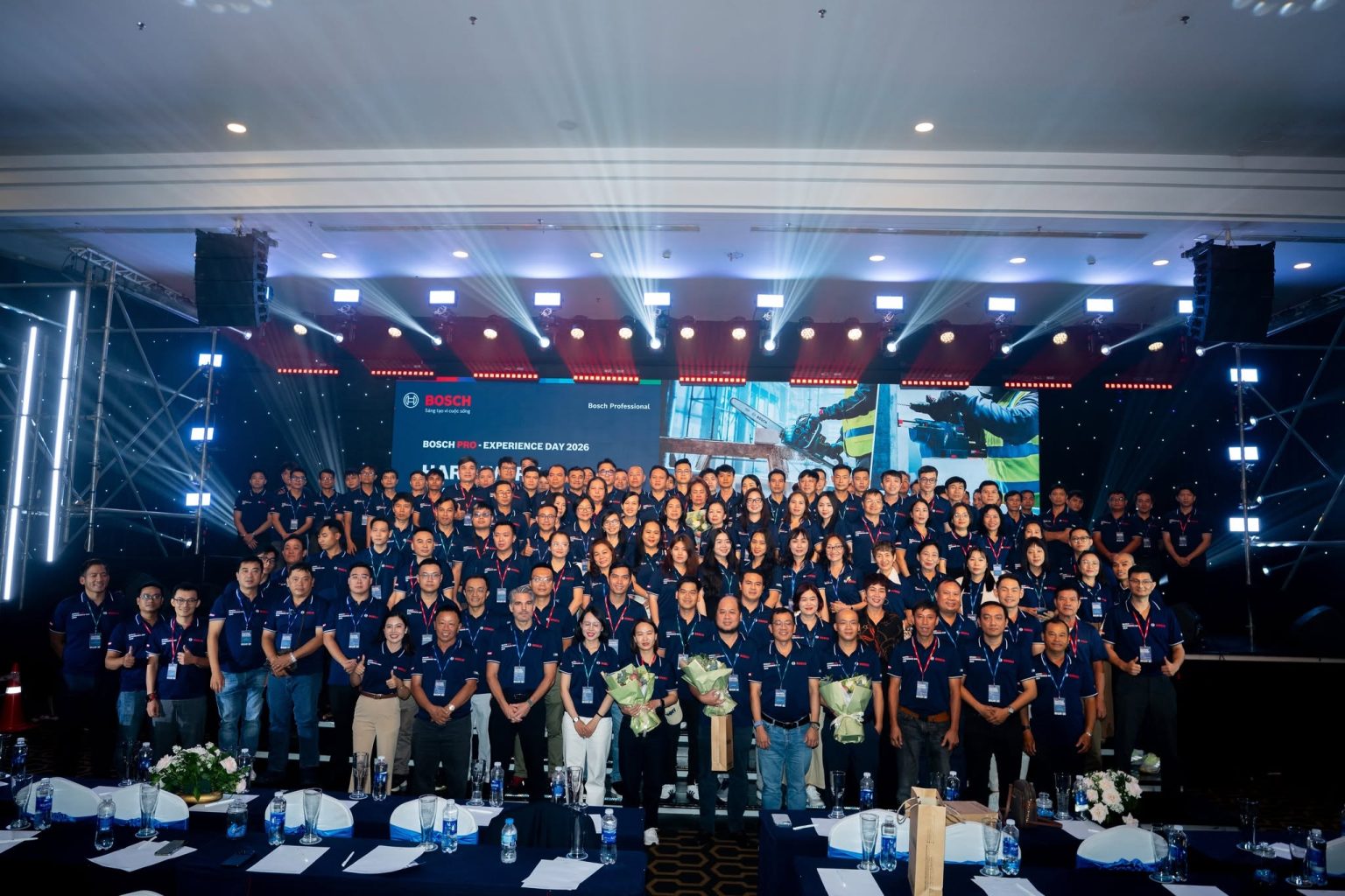 Người tham dự chụp ảnh lưu niệm trên sân khấu Bosch Pro Experience Day 2026
